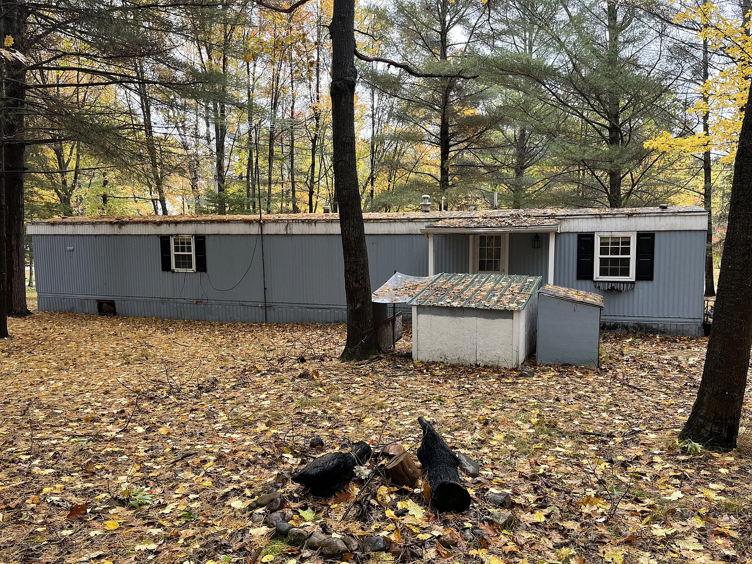 photo of a double wide mobile home that needs roof replacement