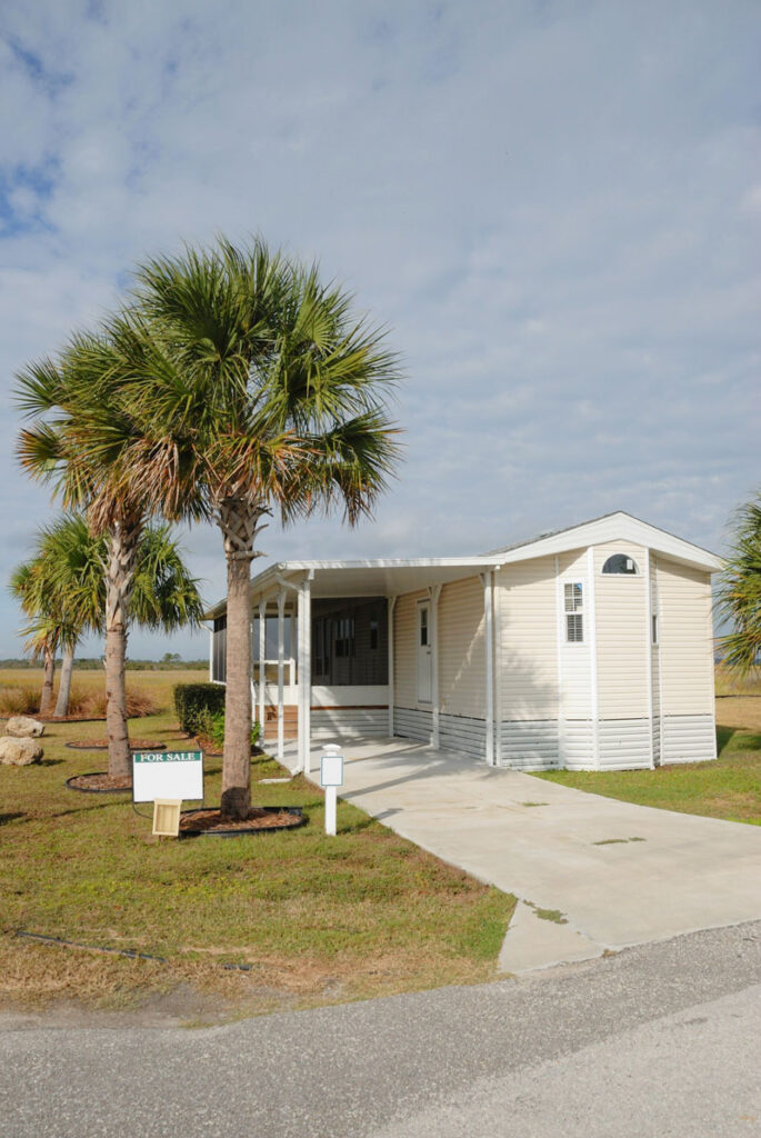 florida mobile home with palm trees around